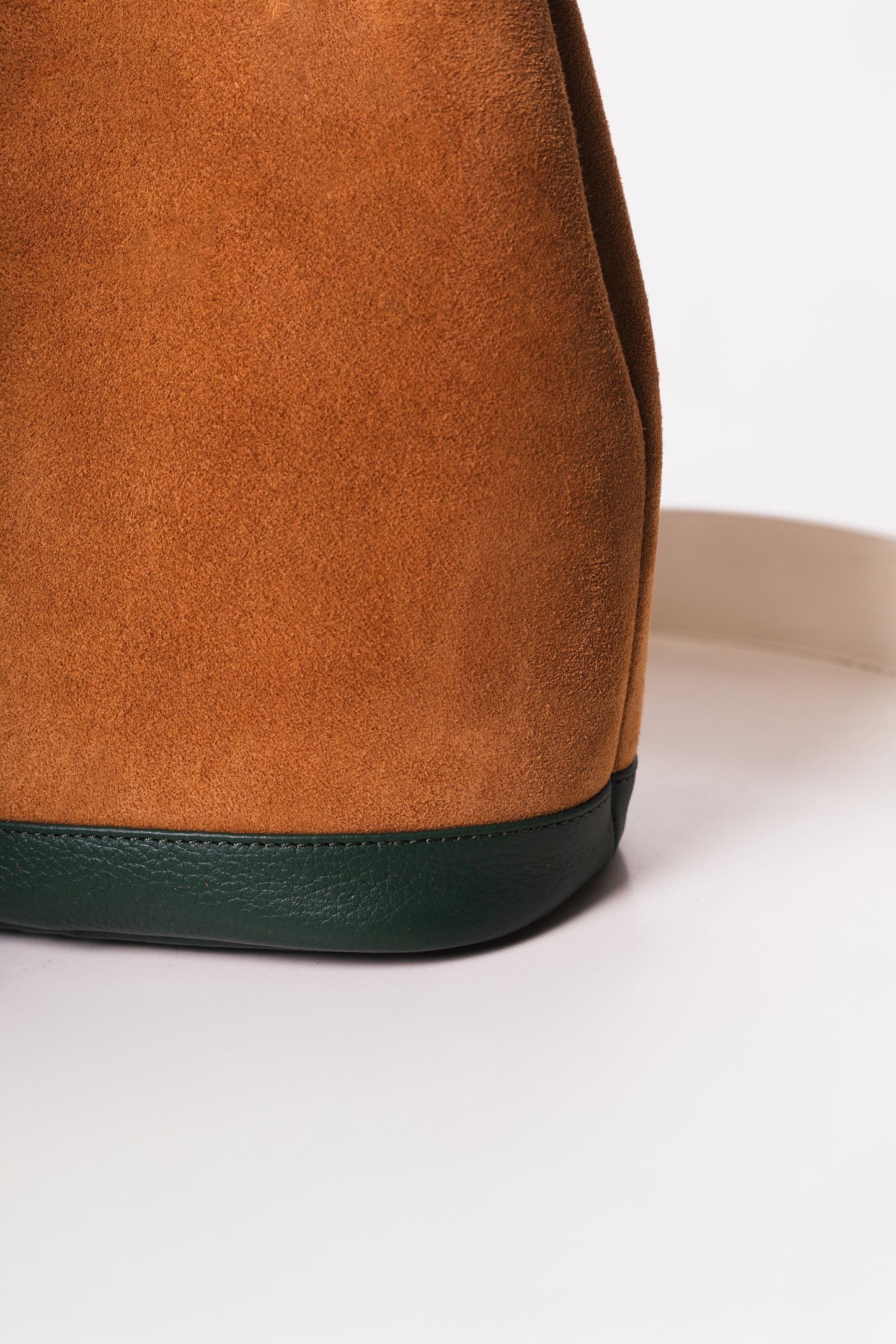 Cartera "Siena" – Gamuza Miel con cuero verde  OFF 10% SALE
