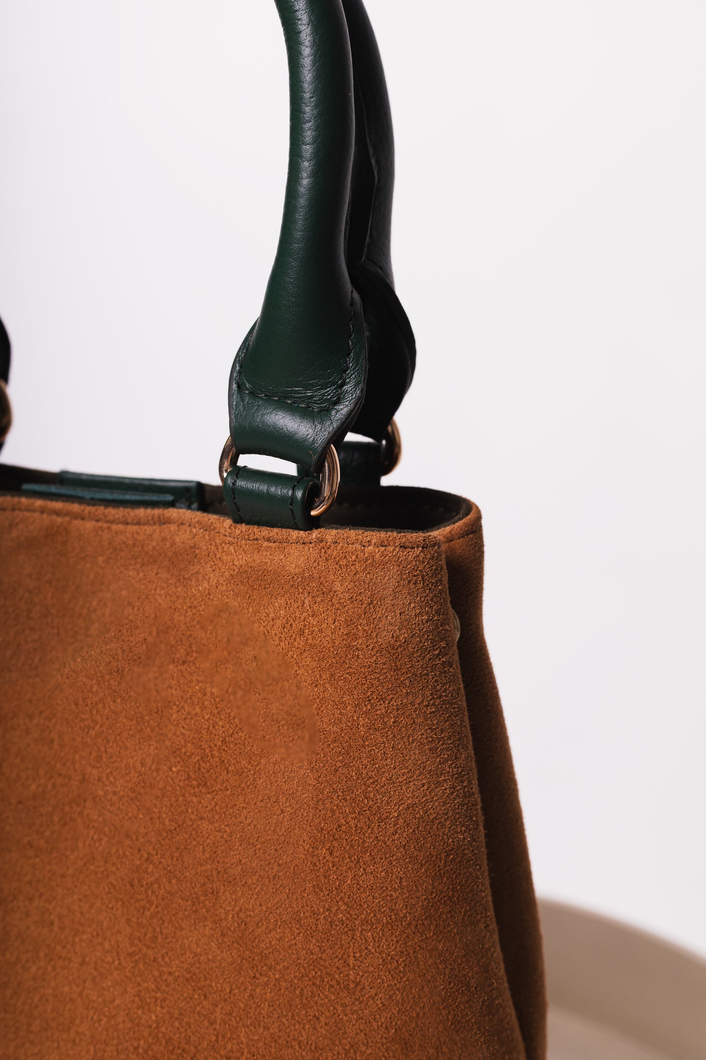 Cartera "Siena" – Gamuza Miel con cuero verde  OFF 10% SALE