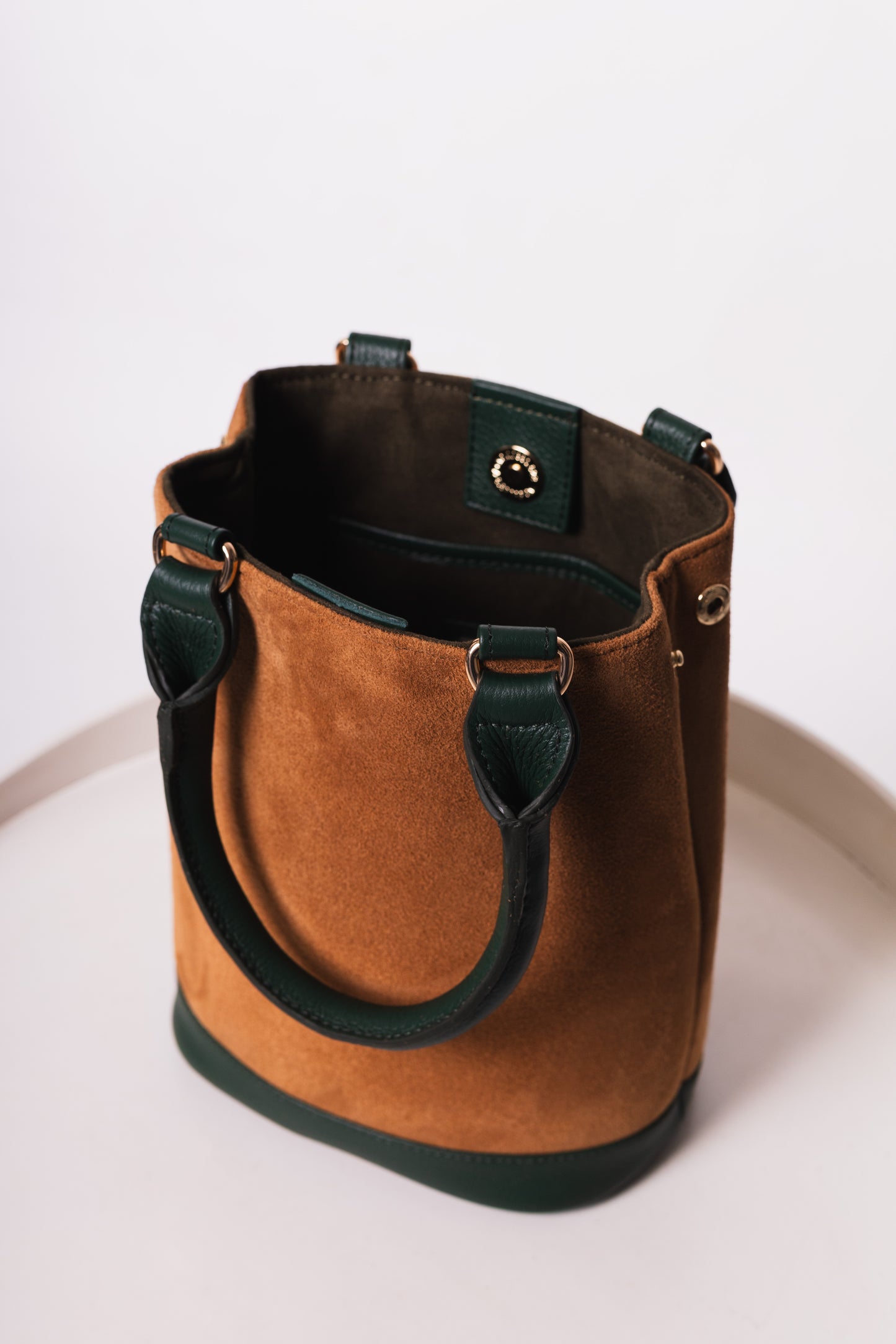 Cartera "Siena" – Gamuza Miel con cuero verde  OFF 10% SALE